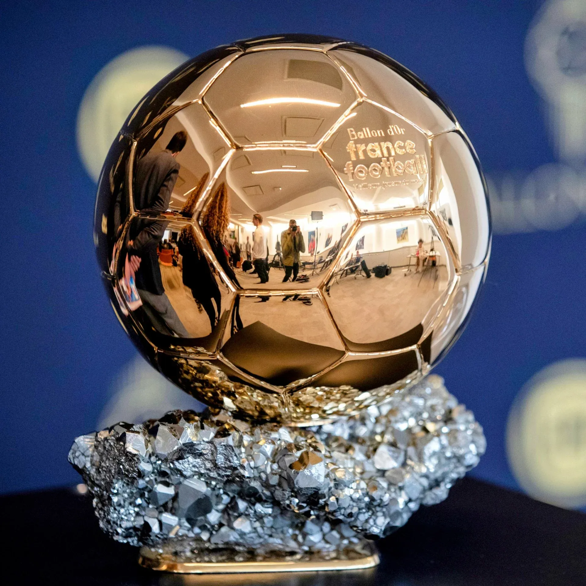 b235e95d-20f7-471a-bd01-4c43143f64fb-Ballon-dOr-trophy.webp